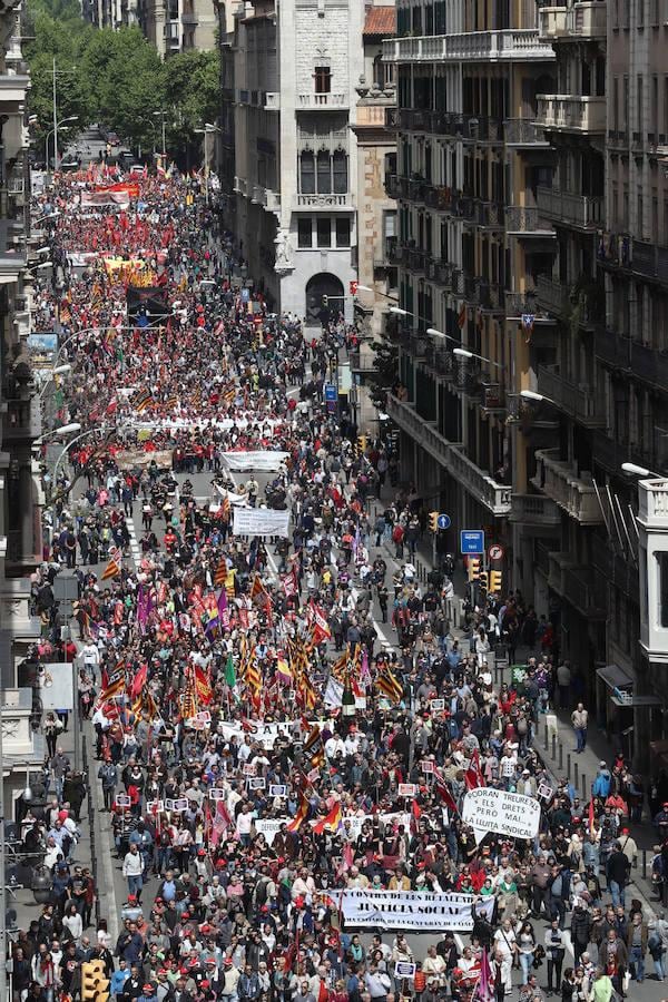 Miles de personas han salido hoy a la calle en Barcelona en el Primero de Mayo para reclamar a la patronal un acuerdo salarial que permita a los trabajadores notar en sus bolsillos la mejora de la economía, una subida que los sindicatos han advertido que, si no llega ya, provocará más conflictividad
