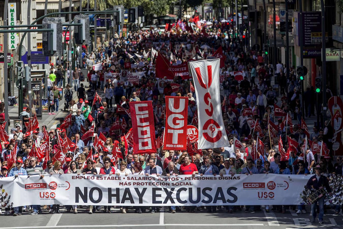 Aspecto de la manifestación que convocada por los principales sindicatos, UGT y CCOO y con motivo del Primero de Mayo, ha recorrido hoy el centro de Murcia