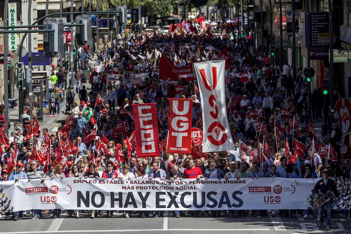 Aspecto de la manifestación que convocada por los principales sindicatos, UGT y CCOO y con motivo del Primero de Mayo, ha recorrido hoy el centro de Murcia. 