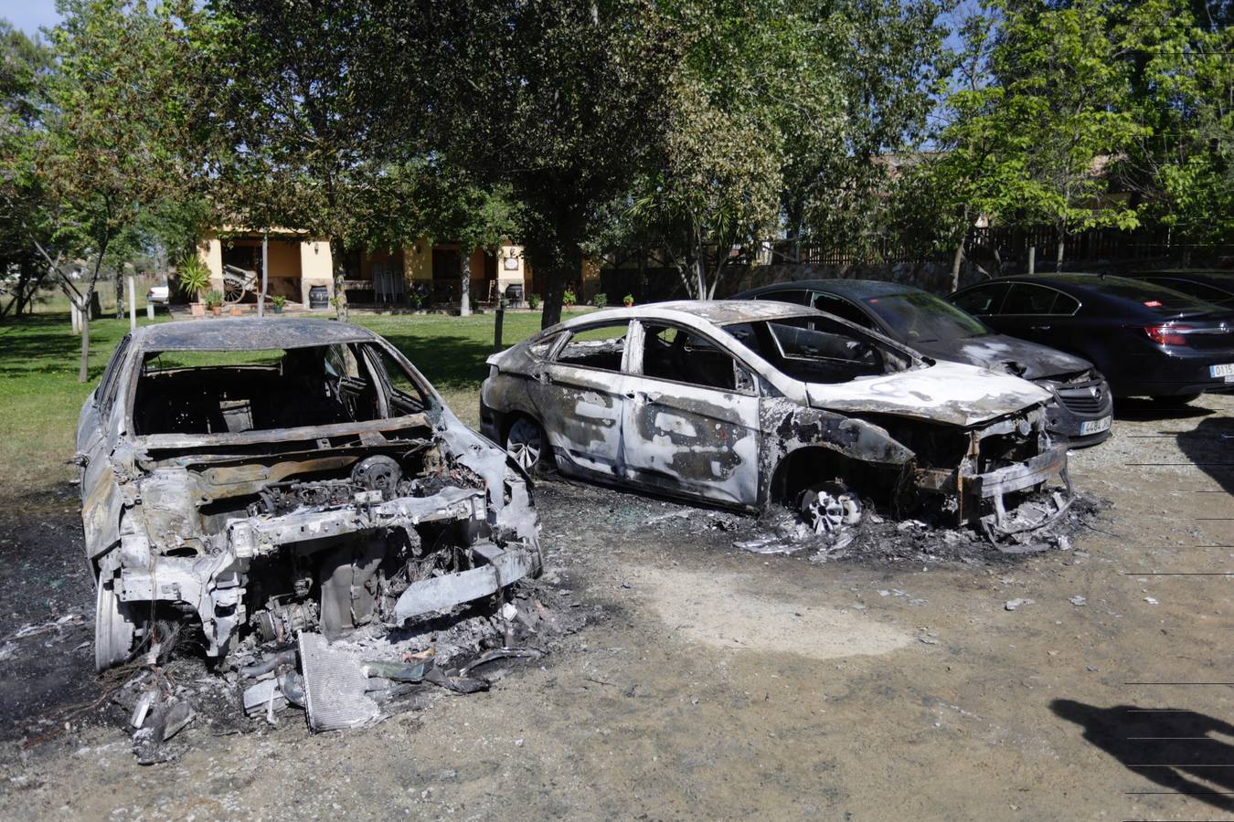 La empresa había alquilado esta finca para guardar por la noche los coches que ha desplazado a Sevilla para prestar servicio durante la Feria de Abril (24 en total) y para que los conductores puedan descansa