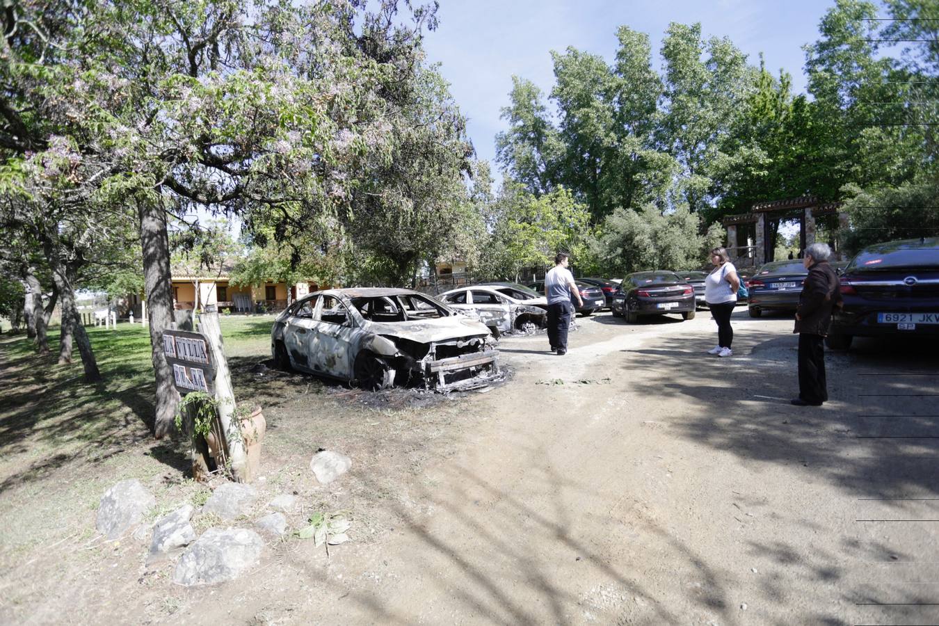 La empresa había alquilado esta finca para guardar por la noche los coches que ha desplazado a Sevilla para prestar servicio durante la Feria de Abril (24 en total) y para que los conductores puedan descansa