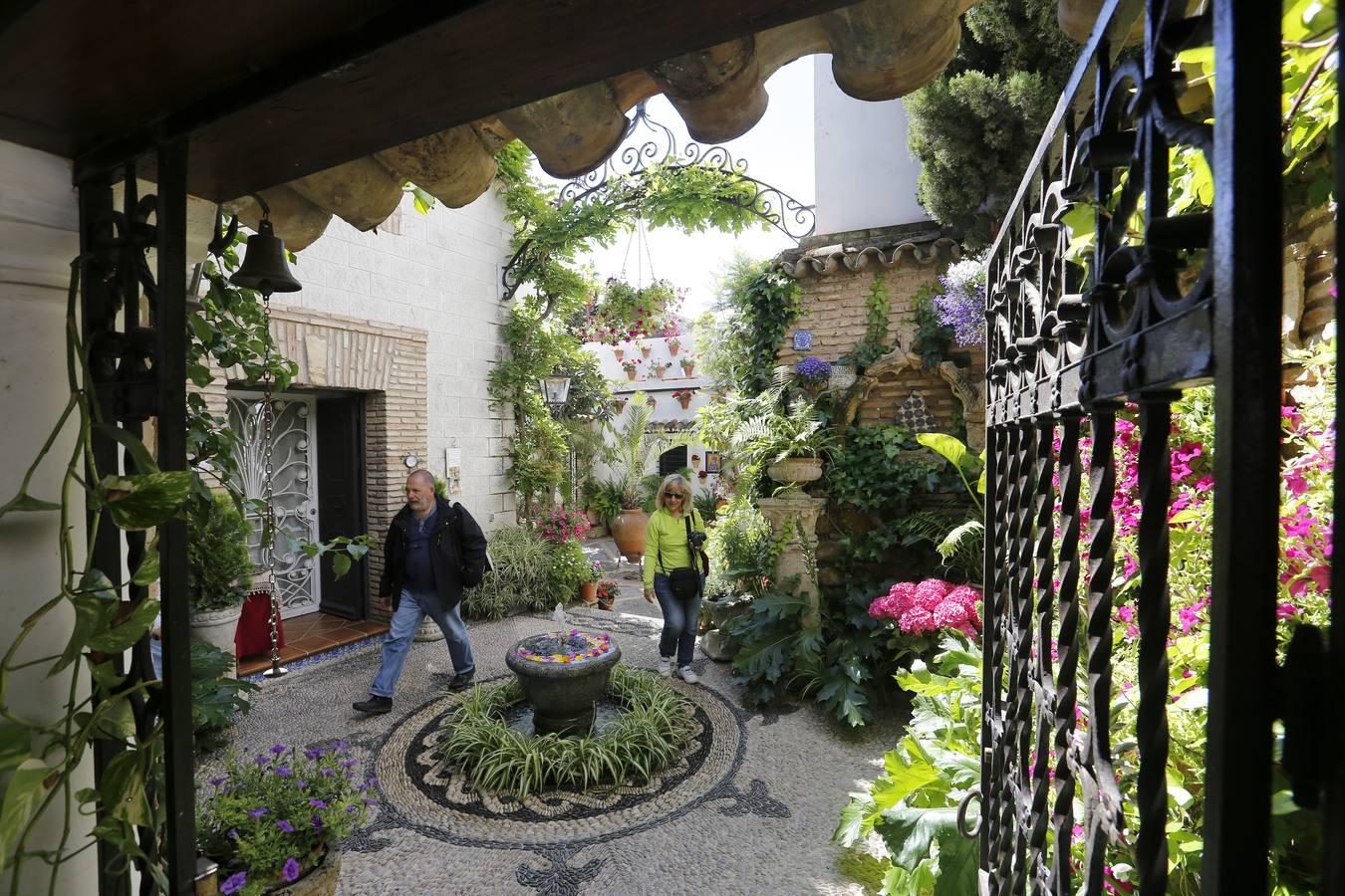 En imágenes, una ruta por los patios de Santiago y San Pedro