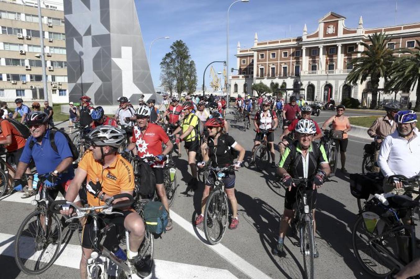 Los cruceristas del &#039;MS Berlin&#039; recorren Cádiz en bicicleta