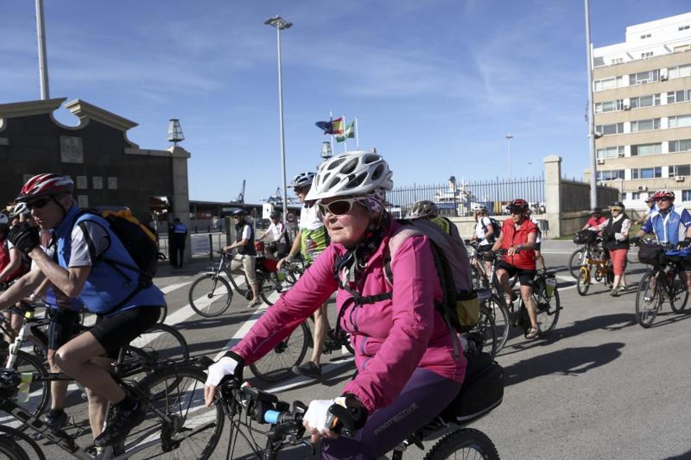 Los cruceristas del &#039;MS Berlin&#039; recorren Cádiz en bicicleta