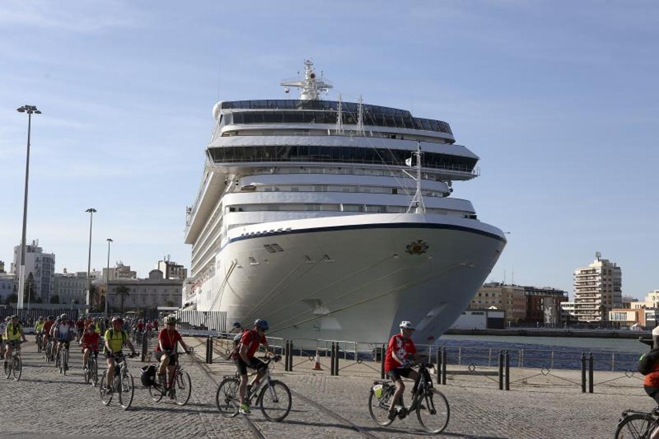 Los cruceristas del &#039;MS Berlin&#039; recorren Cádiz en bicicleta