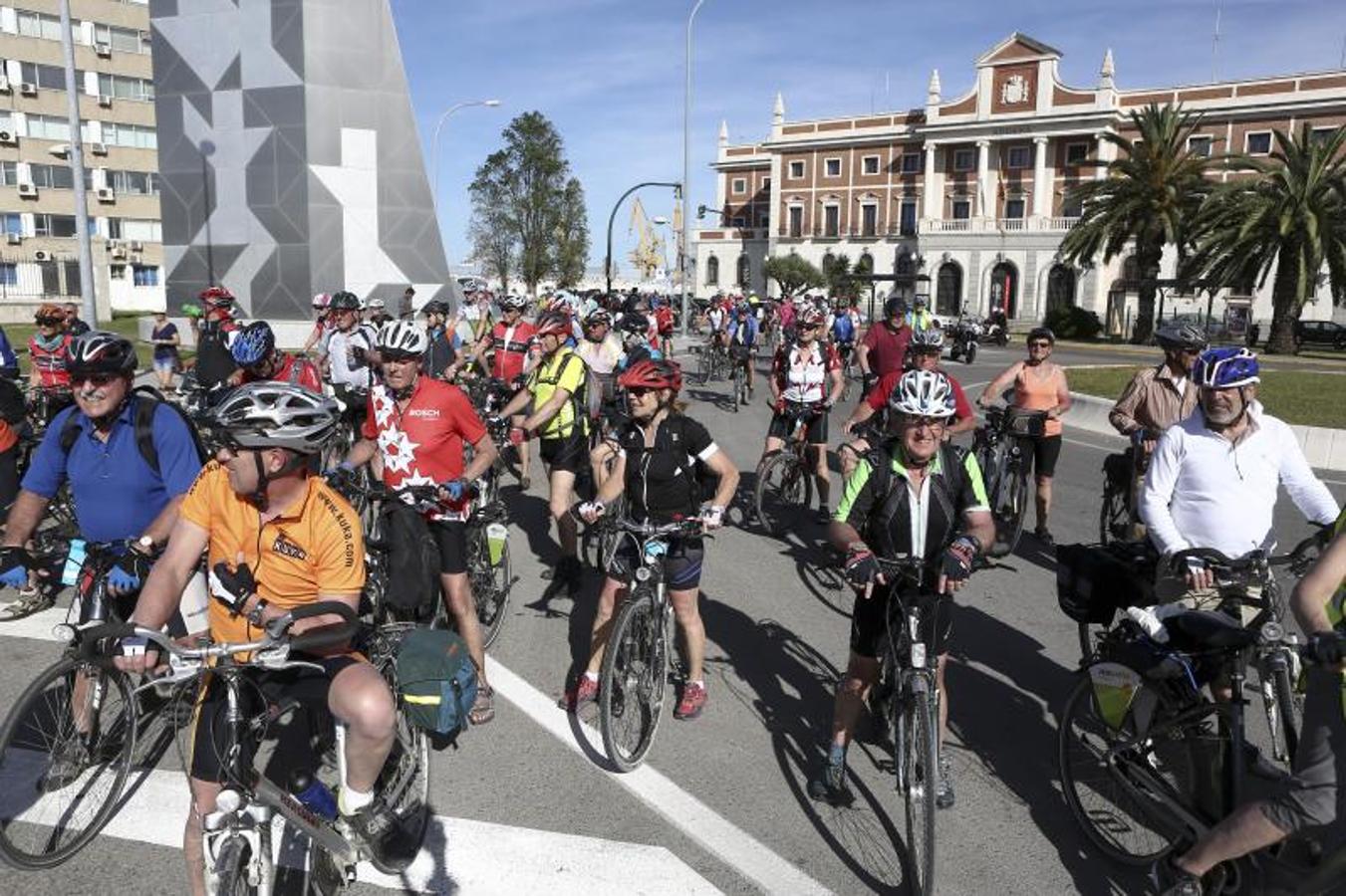 Los cruceristas del &#039;MS Berlin&#039; recorren Cádiz en bicicleta