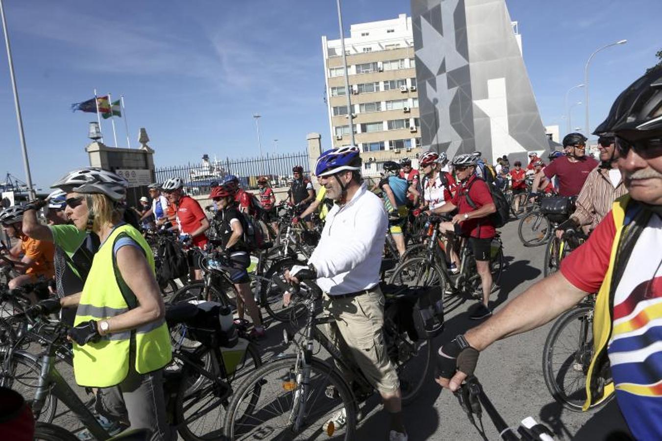 Los cruceristas del &#039;MS Berlin&#039; recorren Cádiz en bicicleta