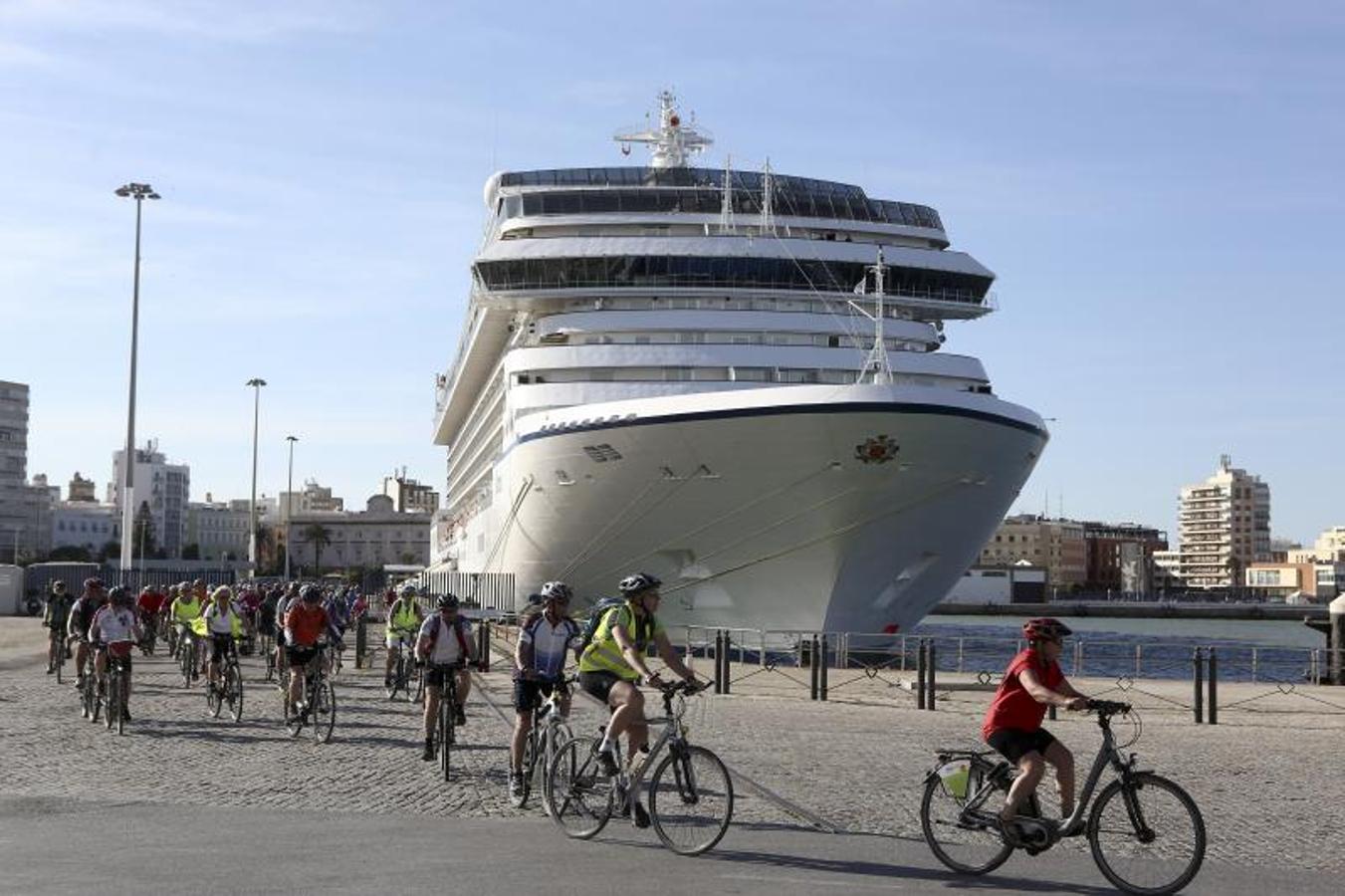 Los cruceristas del &#039;MS Berlin&#039; recorren Cádiz en bicicleta