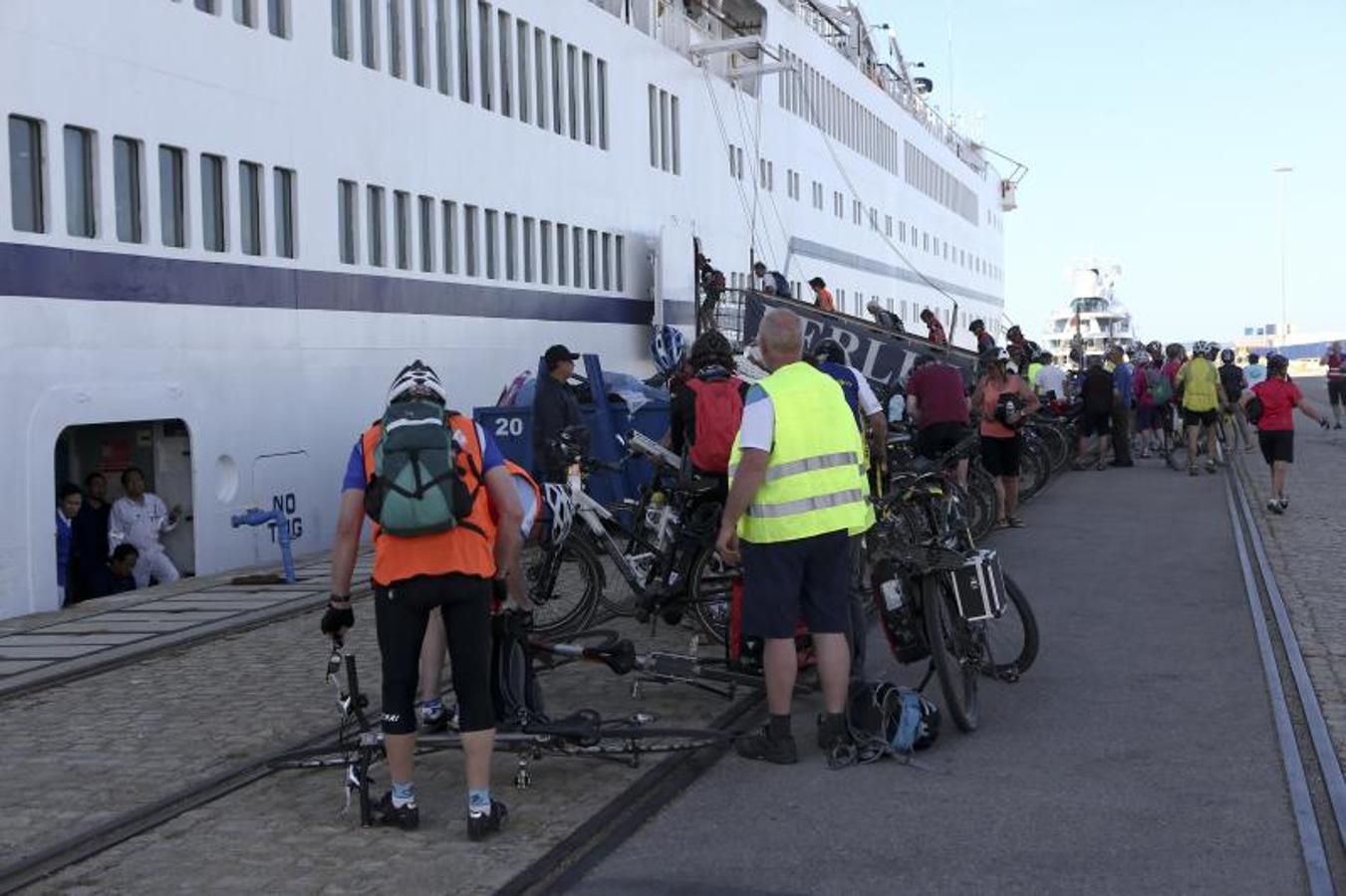 Los cruceristas del &#039;MS Berlin&#039; recorren Cádiz en bicicleta