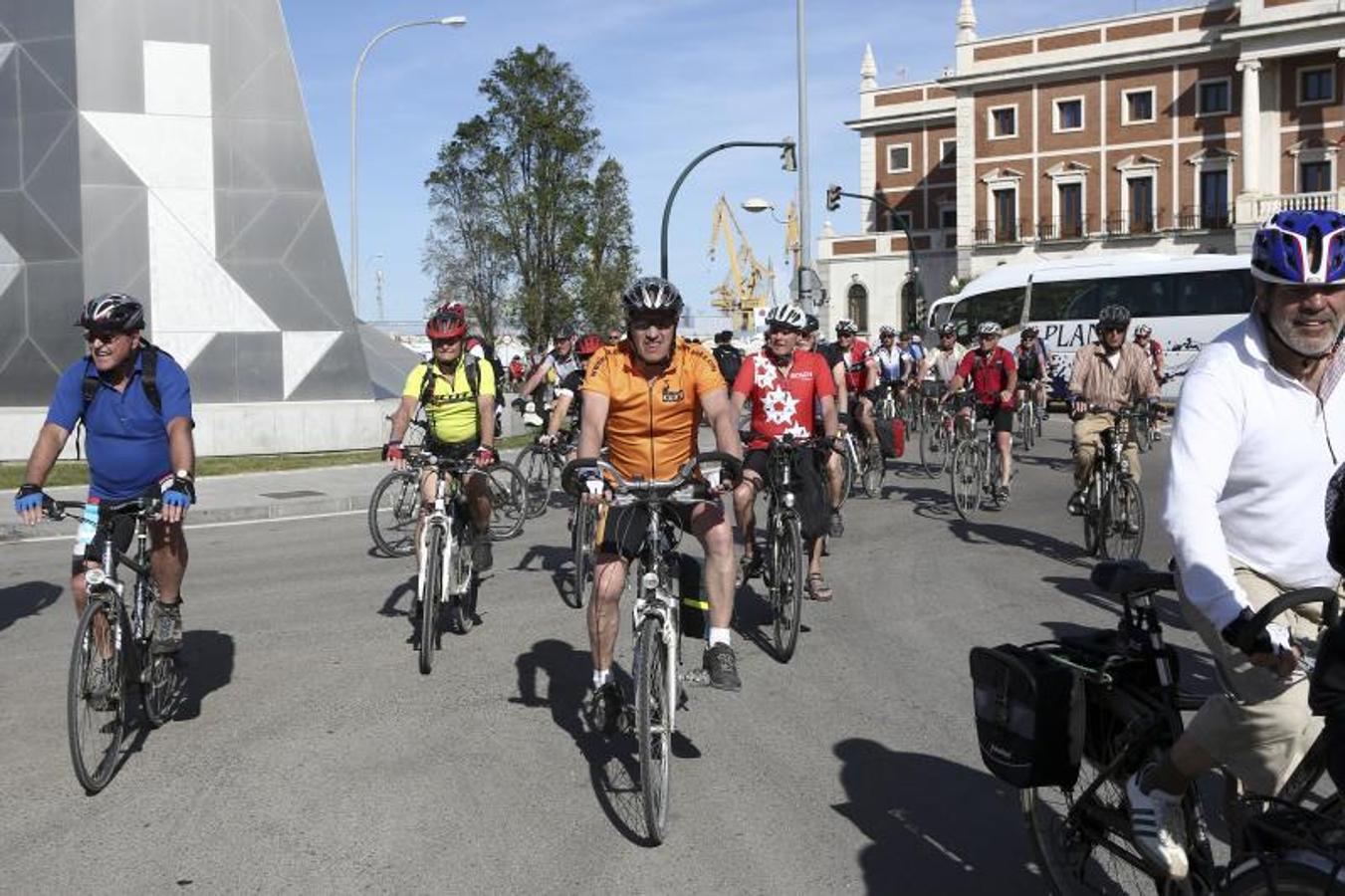 Los cruceristas del &#039;MS Berlin&#039; recorren Cádiz en bicicleta