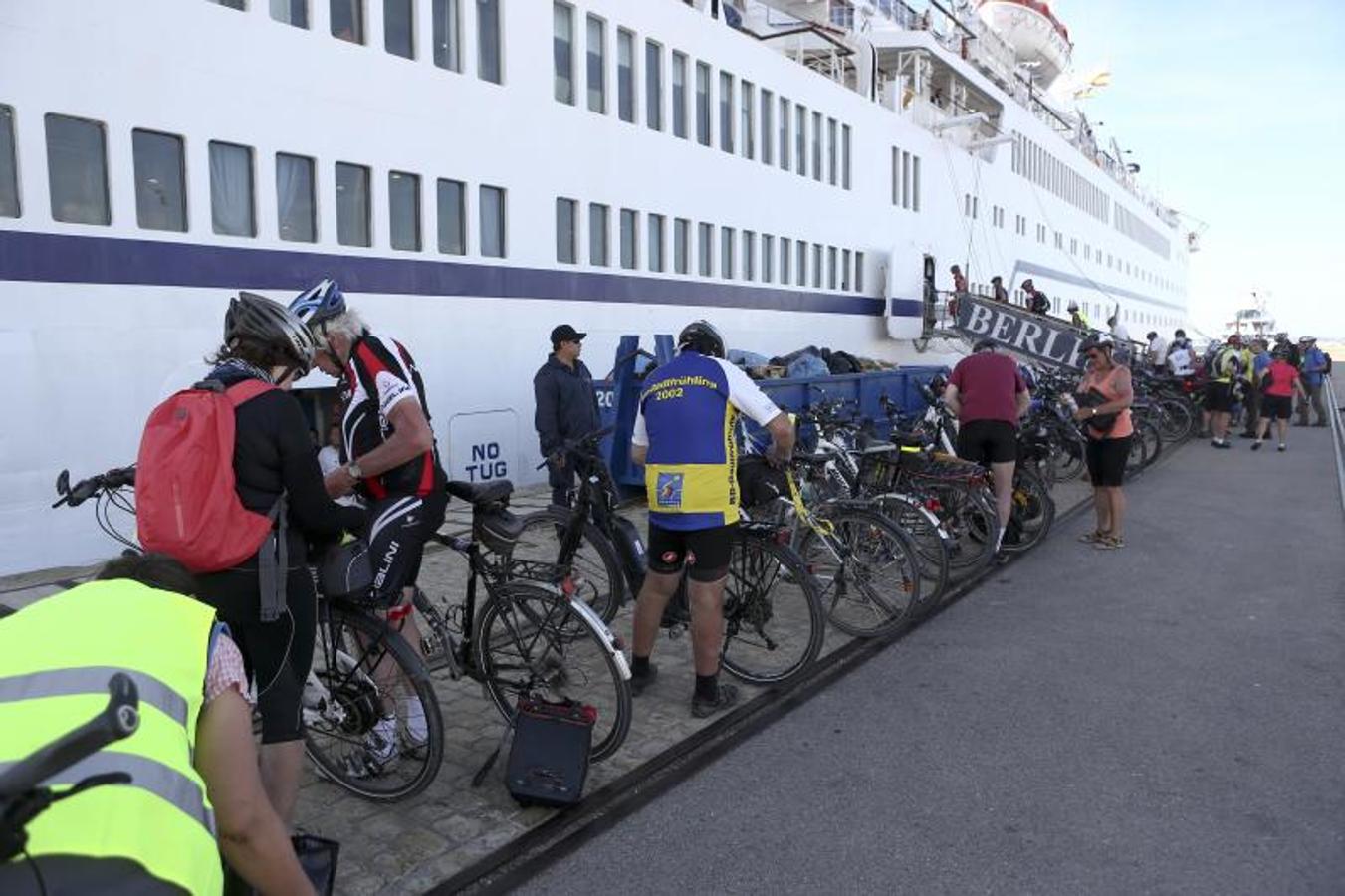 Los cruceristas del &#039;MS Berlin&#039; recorren Cádiz en bicicleta