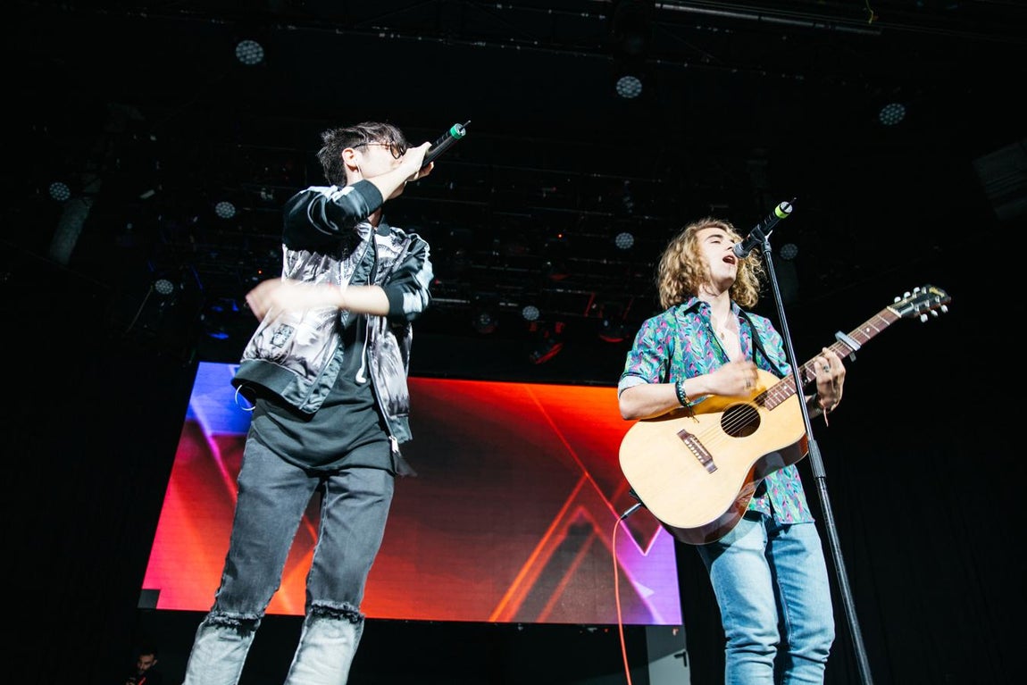 Manel Navarro, junto al cantante búlgaro Kristian Kostov. 