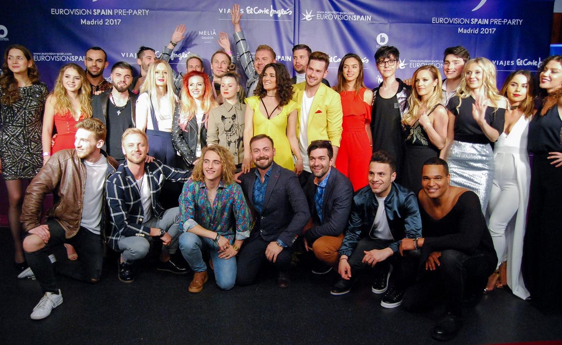 Foto de grupo con todos los cantantes del concierto. 