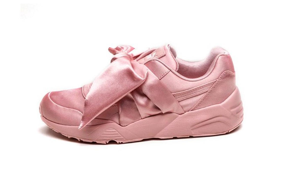Para las madres 'fashionistas'. Siempre a la última y amante de las tendencias. Si esta descripción encaja con tu madre obséquiale con las zapatillas de Fenty BowxPuma. Rihanna es la responsable del diseño de este calzado cuyo arco de raso y parche con la firma de la cantante aporta un plus de estilo (Precio: 159.99 euros)