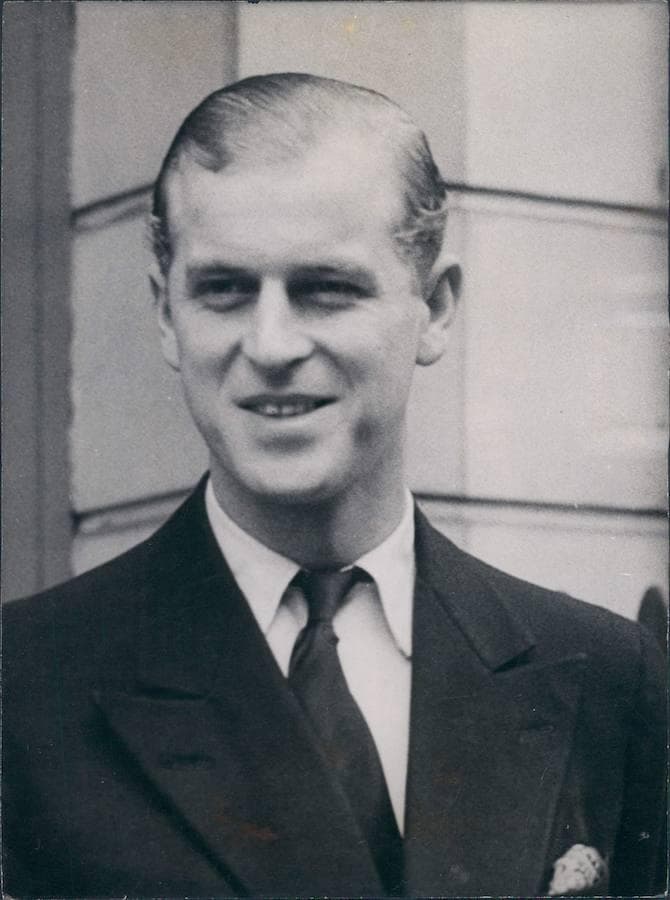Felipe de Grecia y Dinamarca nació el 10 de junio de 1921 en la isla griega de Corfú, hijo del Príncipe Andrés de Grecia y Dinamarca y de la Princesa Alicia de Battenberg