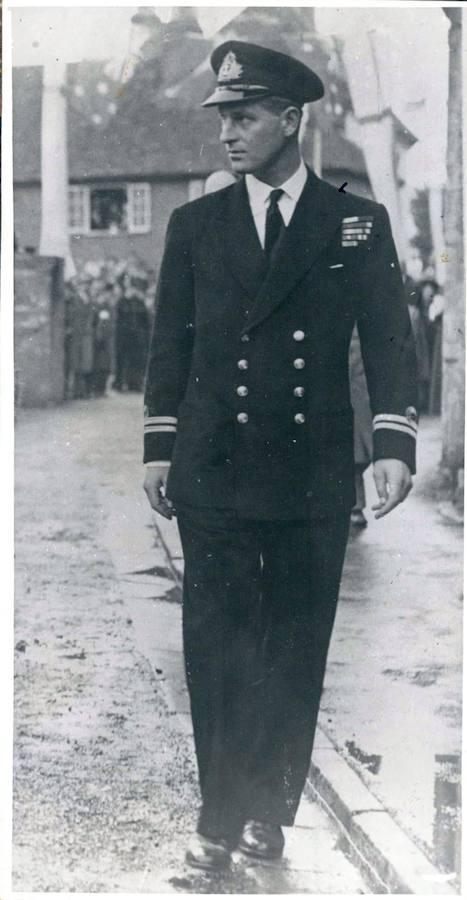 Al casarse renunció sus títulos previos y fue investido con los de Duque de Edimburgo, Conde de Merioneth y Barón de Greenwich. 