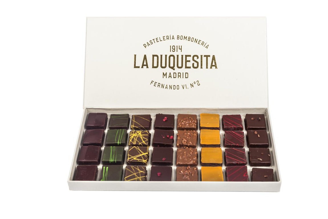 Para las madres más dulces. Si se le hace la boca agua con el chocolate, el maestro pastelero Oriol Balaguer propone en La Duquesita una carta de bombones con hasta 12 sabores de bombones que van desde los tradicionales como la vainilla, el crujiente, el anís, la naranja o la violeta hasta los que incorporan sabores frescos como el yuzu, maracuyá, jengibre, mango o lima; todos ellos con cacaos procedentes de Brasil, Perú, Madagascar, Venezuela y Trinidad que aportan matices excepcionales (Precio de la caja de 32 unidades, 48 euros)