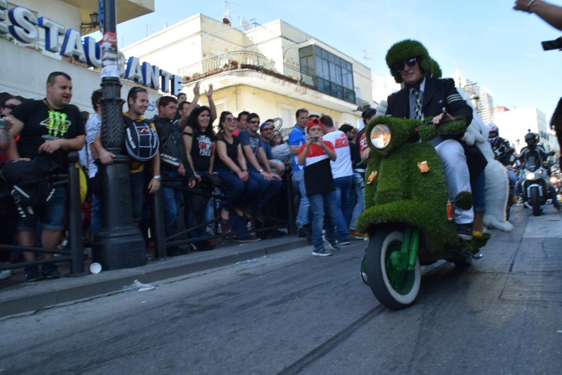 Imágenes: Los moteros toman El Puerto en un sábado radiante