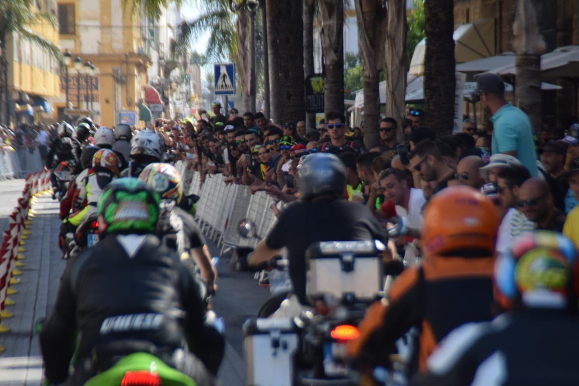 Imágenes: Los moteros toman El Puerto en un sábado radiante
