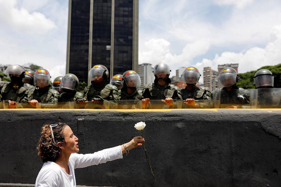 Las mujeres han portado camisas blancas y flores en recuerdo de las Damas Blancas de Cuba. 