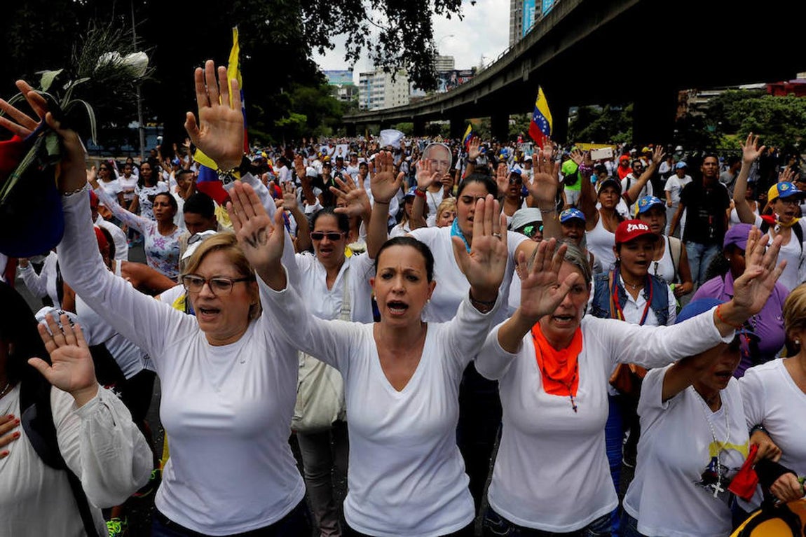 Mayores y jóvenes se han volizado contra Maduro en esta manifestación. 