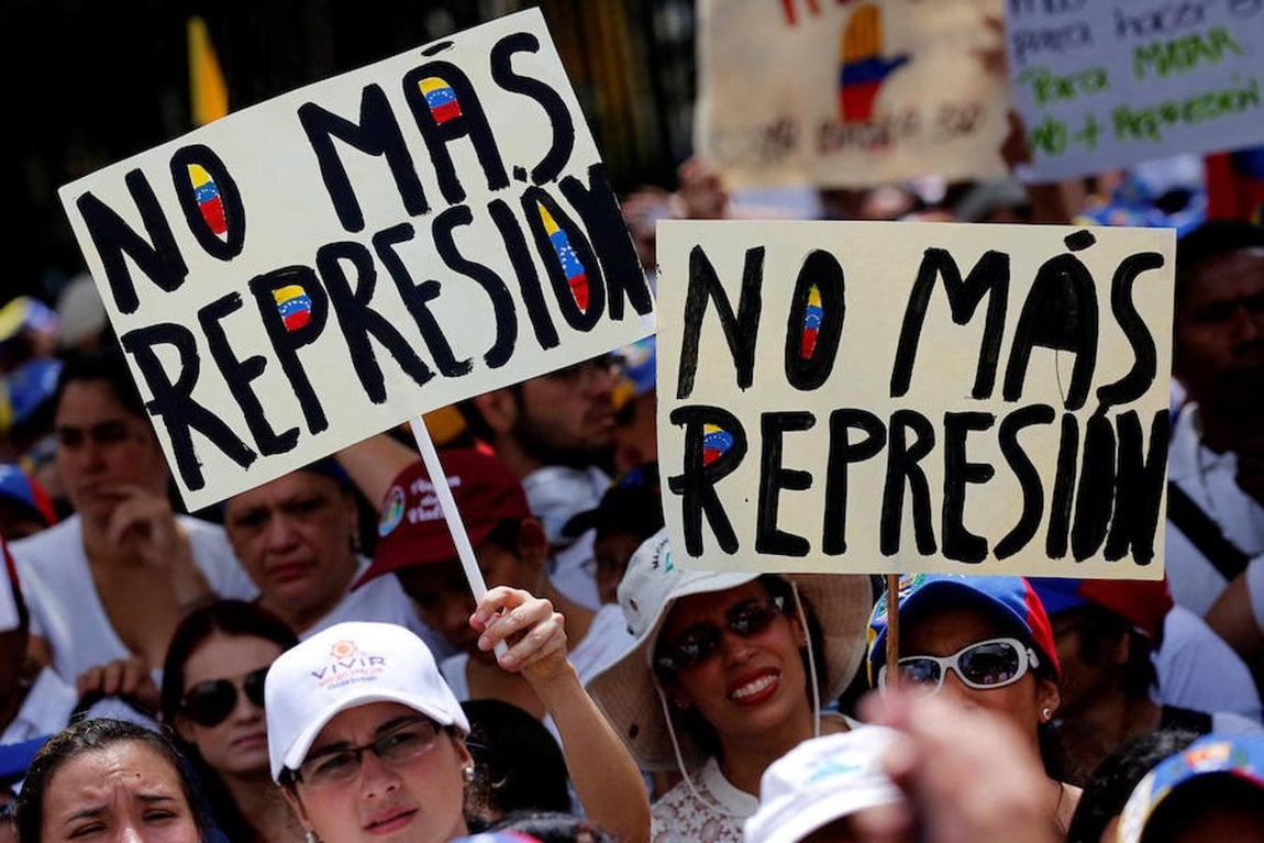 Miles de mujeres (entre ellas varias políticas de la oposición) han marchado este sábado contra el gobierno de Maduro. 