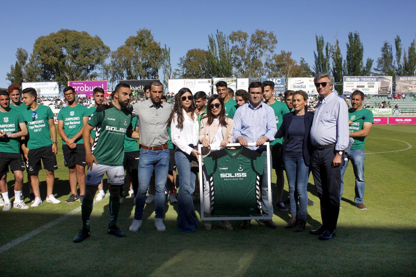 Antes del partido se celebró un homenaje al joven futbolista Jacobo Aragón