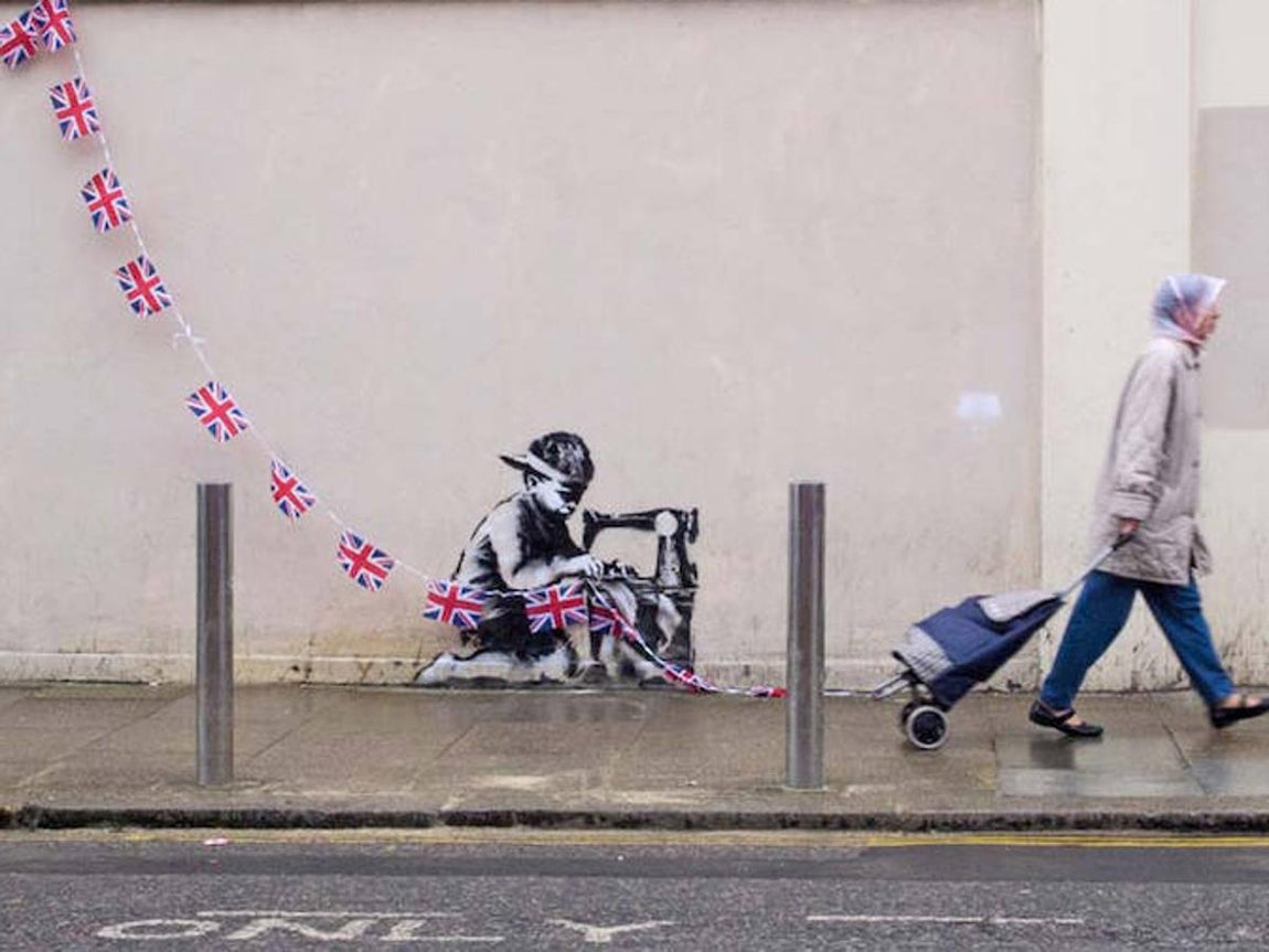 «El niño esclavo». Esta reivindicativa pieza critica la mano de obra del mercado asiático a través de la imagen de un niño tejiendo banderas británicas. El trozo de la pared se vendió por 850.000 euros en una subasta en Londres.