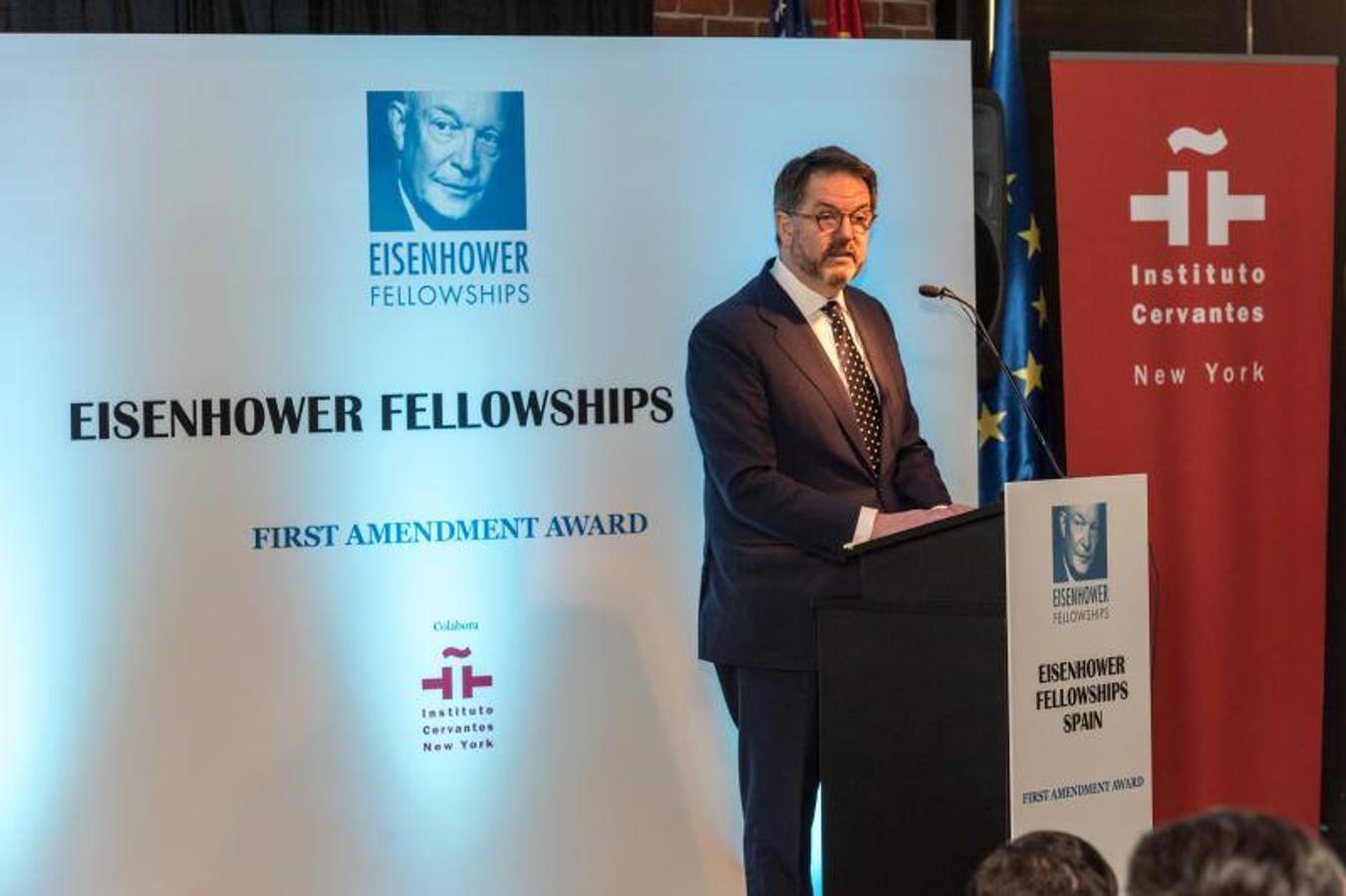 El director de ABC Bieito Rubido agradece el premio "First Amendment Award" otorgado por Eisenhower Fellows España durante una ceremonia en el Instituto Cervantes de Nueva York