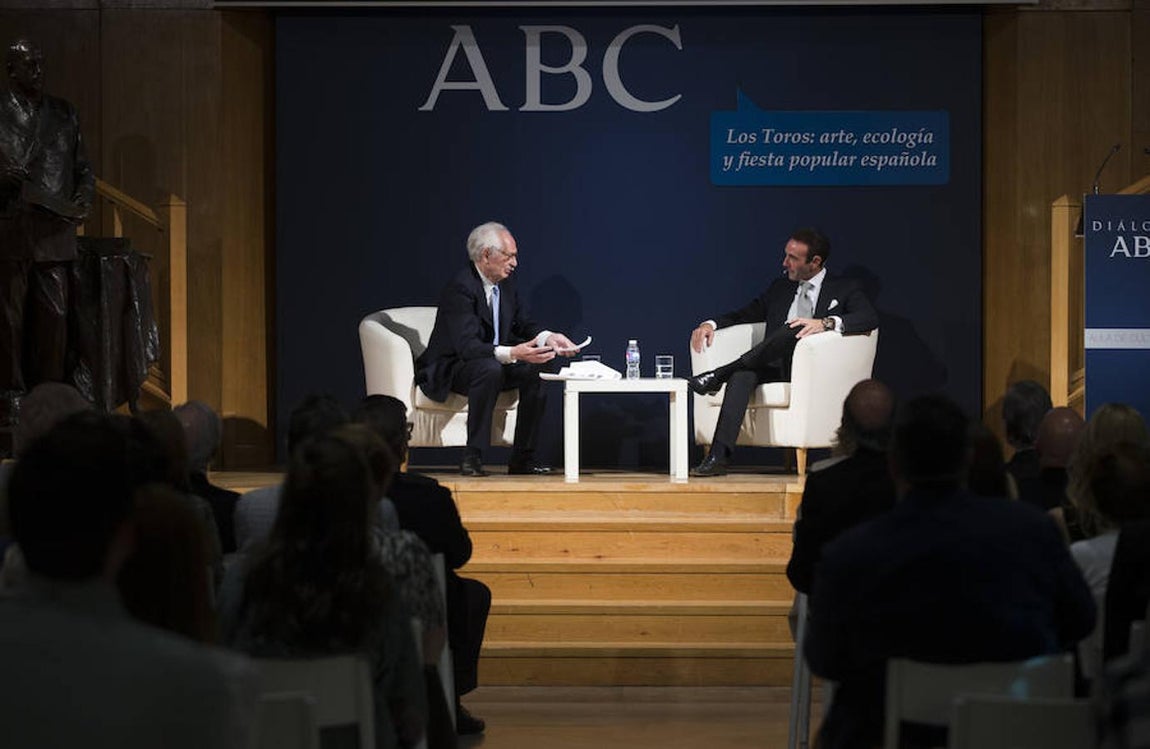 El encuentro entre Enrique Ponce y el crítico taurino Andrés Amorós, en imágenes. Enrique Ponce ha reconocido ante Andrés Amorós, que en Francia hay un «respeto al torero y al arte de la tauromaquia» que no existe en España