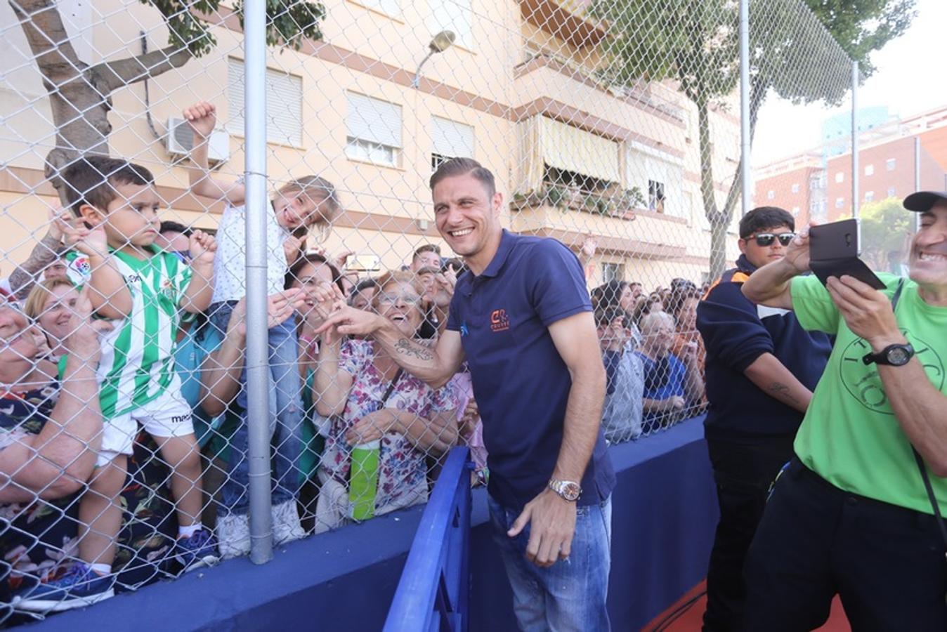 El jugador del Betis inaugura el Cruyff Court Joaquín Sánchez en El Puerto