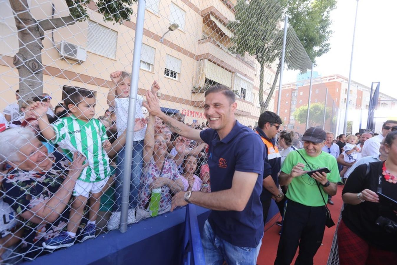 El jugador del Betis inaugura el Cruyff Court Joaquín Sánchez en El Puerto