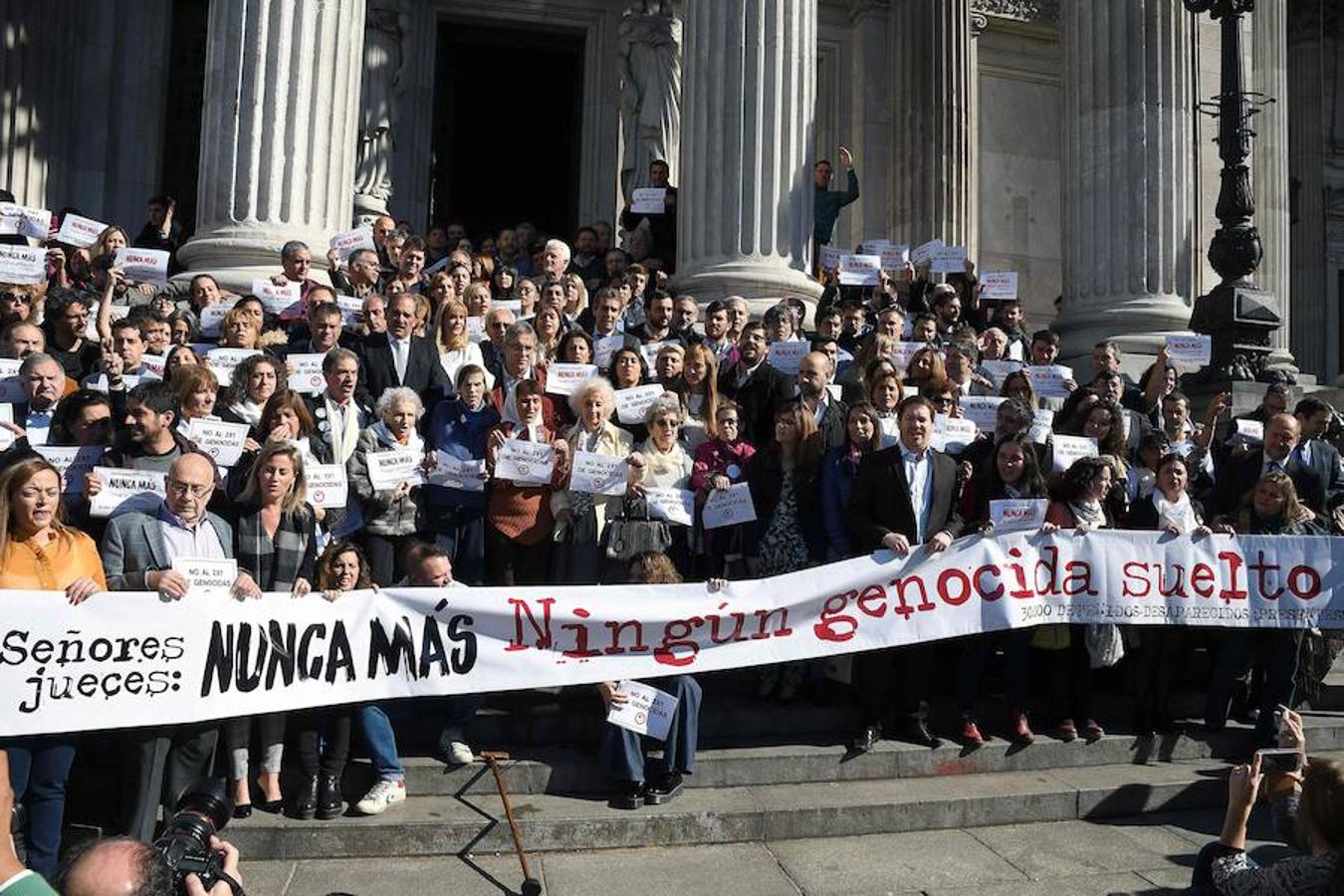 Miles de argentinos se congregaron en la histórica Plaza de Mayo de Buenos Aires en una marcha contra la reducción de condenas a represores de la dictadura militar argentina 