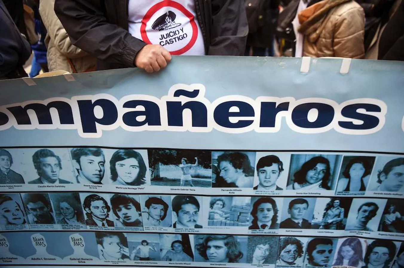 Con pancartas, quisieron recordar a los desaparecidos durante la última dictadura 
