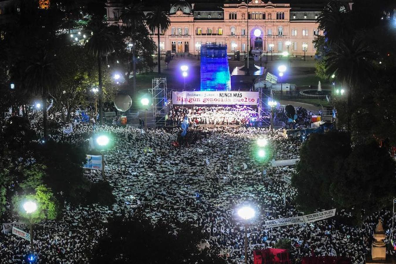 Las Madres y Abuelas de la Plaza de Mayo llevan desde abril de 1977 utilizando el pañuelo blanco para reclamar por sus hijos desaparecidos durante la dictadura