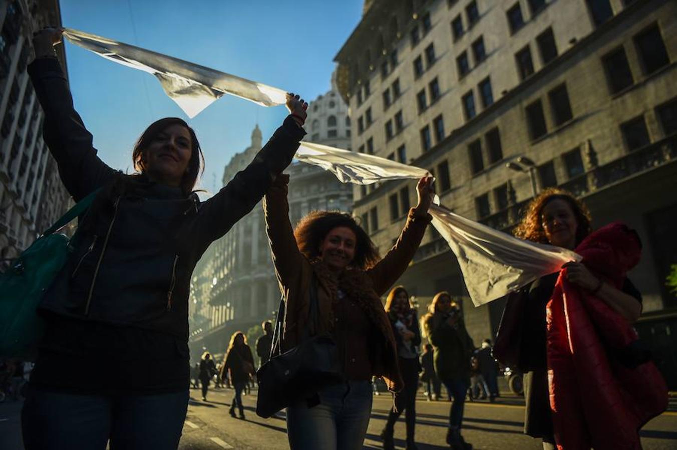 Madres y Abuelas de la Plaza de Mayo, las portadoras de los pañuelos originales, leyeron un manifiesto en el que dejaron claro de nuevo que los familiares de los desaparecidos durante la última dictadura «ni olvidan, ni perdonan»