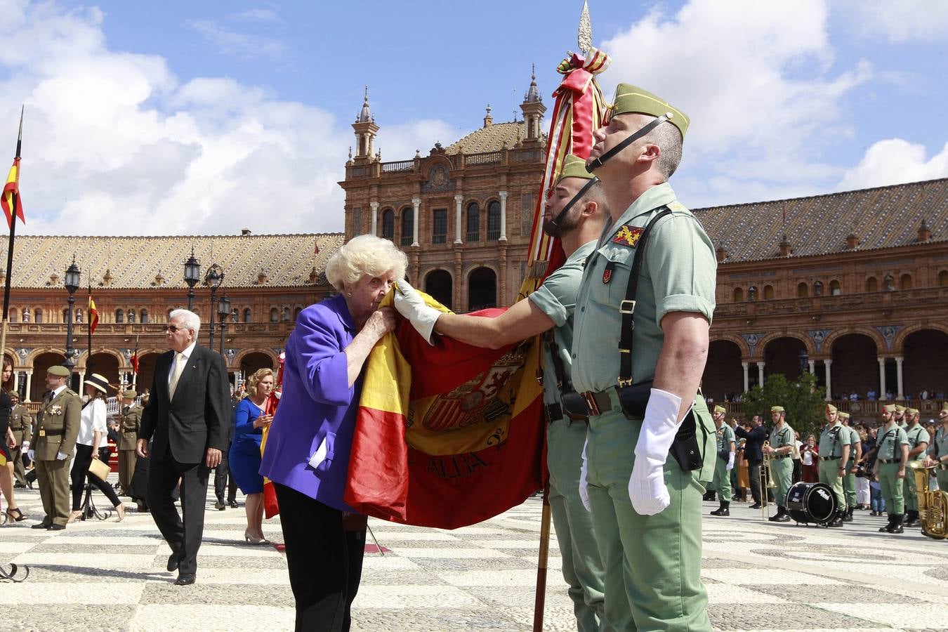 La jura de bandera en la Plaza de España, en imágenes