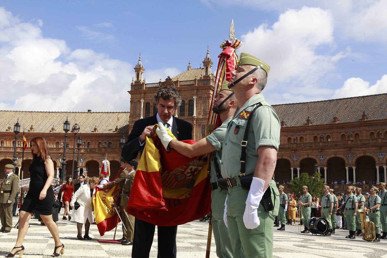 La jura de bandera en la Plaza de España, en imágenes