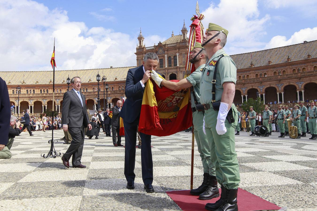 La jura de bandera en la Plaza de España, en imágenes