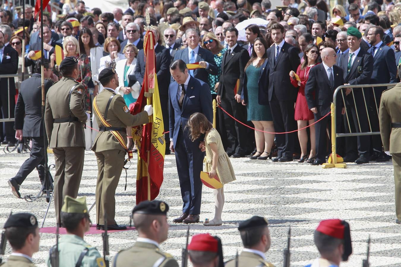 La jura de bandera en la Plaza de España, en imágenes