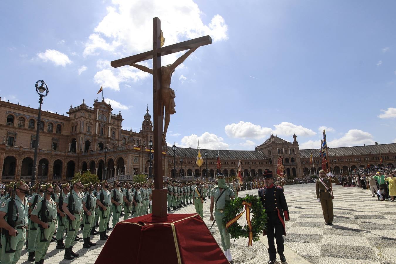 Más de 2.000 civiles juran bandera en la Plaza de España