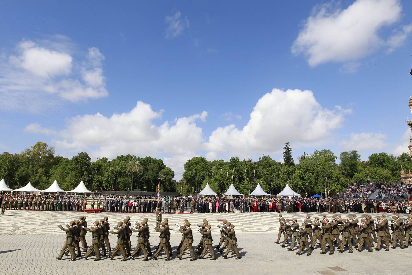 Espectacular parada militar en la Plaza de España