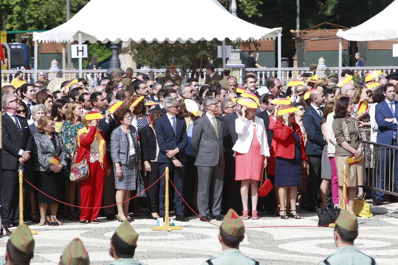 Espectacular parada militar en la Plaza de España