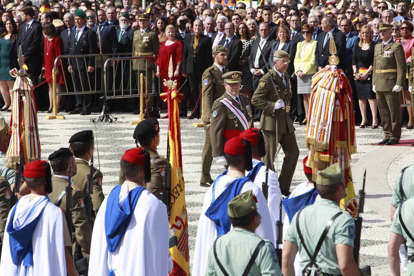 Espectacular parada militar en la Plaza de España