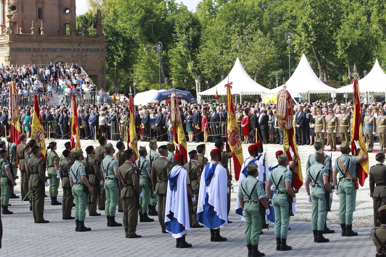 Espectacular parada militar en la Plaza de España