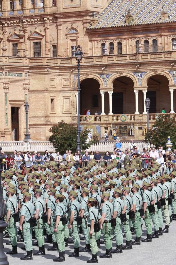 Espectacular parada militar en la Plaza de España