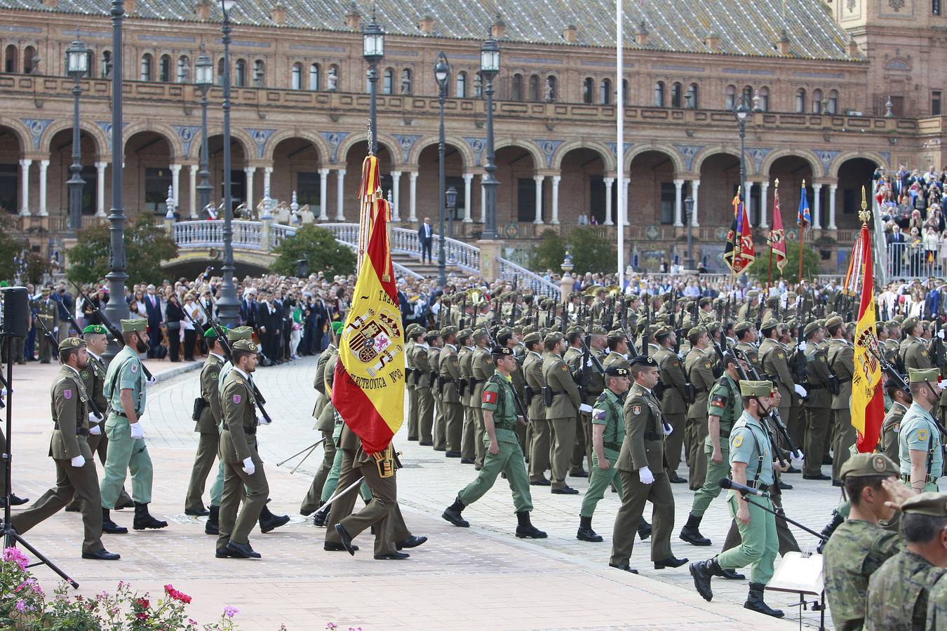 Espectacular parada militar en la Plaza de España