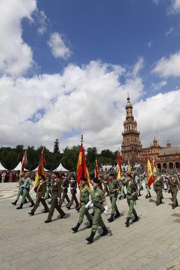 Espectacular parada militar en la Plaza de España