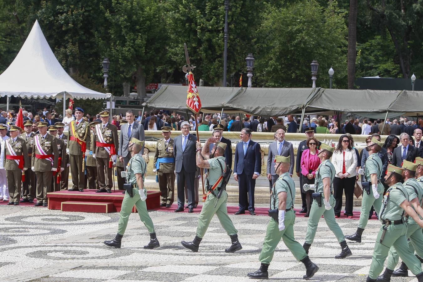 Espectacular parada militar en la Plaza de España