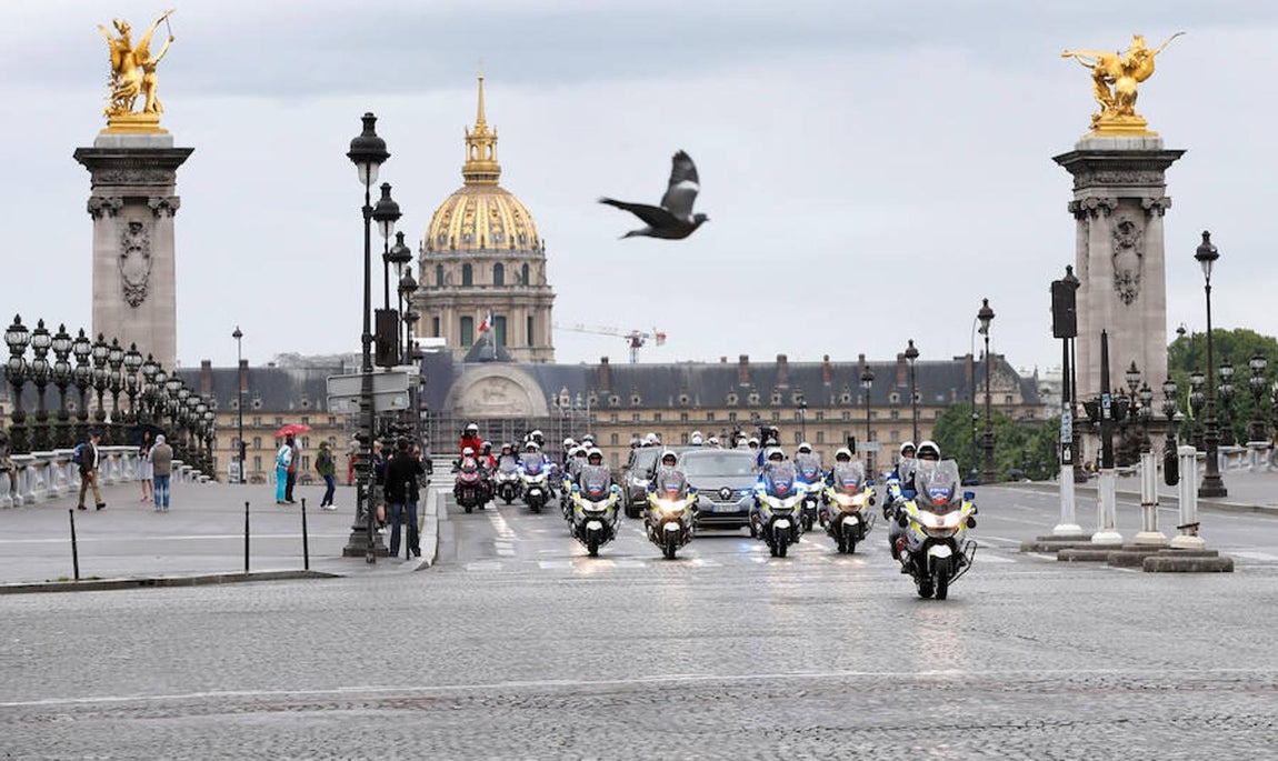 Emmanuel Macron llega en coche al Palacio del Elíseo.. 